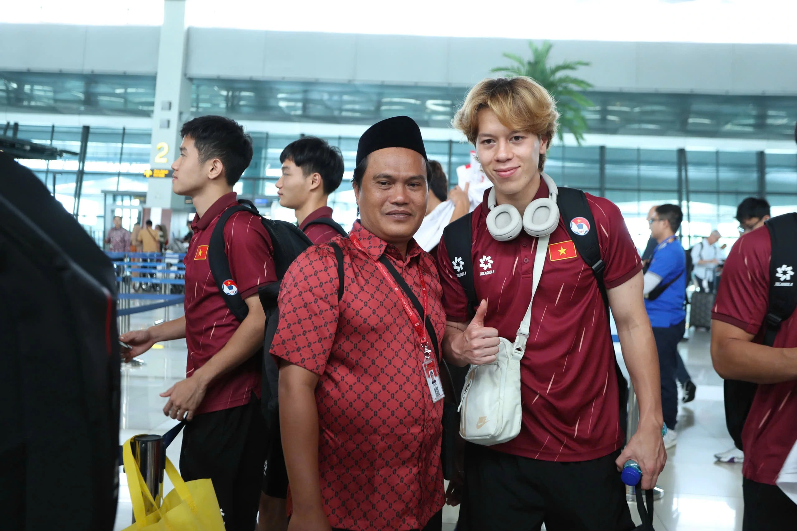 U.23 Việt Nam về nước sau chức vô địch giải Đông Nam Á Lê Viktor và một phóng viên Indonesia