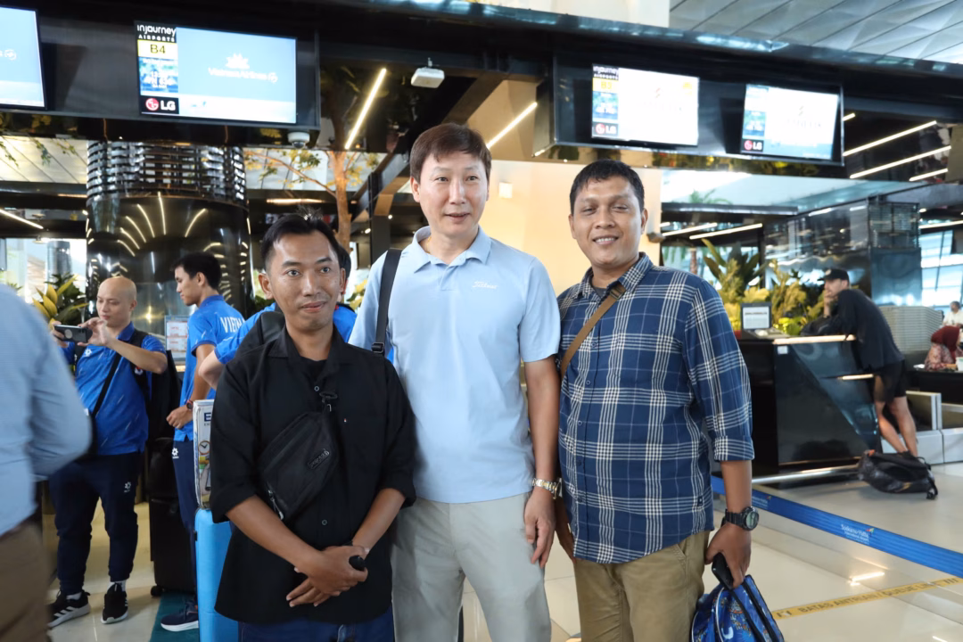 U.23 Việt Nam về nước sau khi vô địch giải Đông Nam Á HLV Kim Sang-sik được nhiều người nhận ra