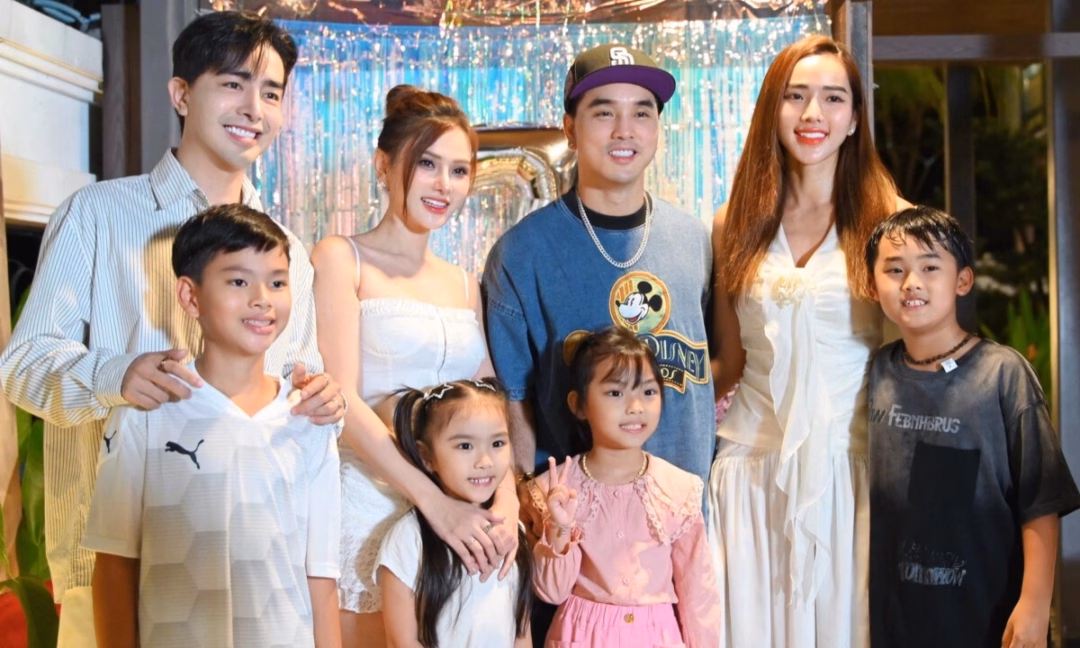 Ưng Hoàng Phúc và vợ tiễn Thuỷ Thuỷ và Kin Nguyễn ‘về nhà mới’