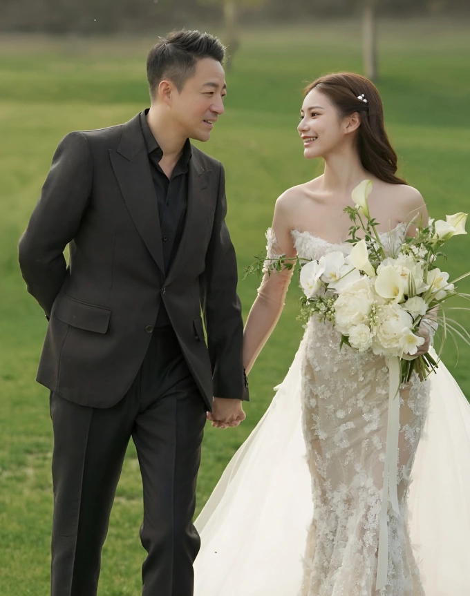 Uông Tiểu Phi bất an với con cái sau khi chia tay Từ Hy Viên Doanh nhân Uông Tiểu Phi và vợ mới. Ảnh: Weibo