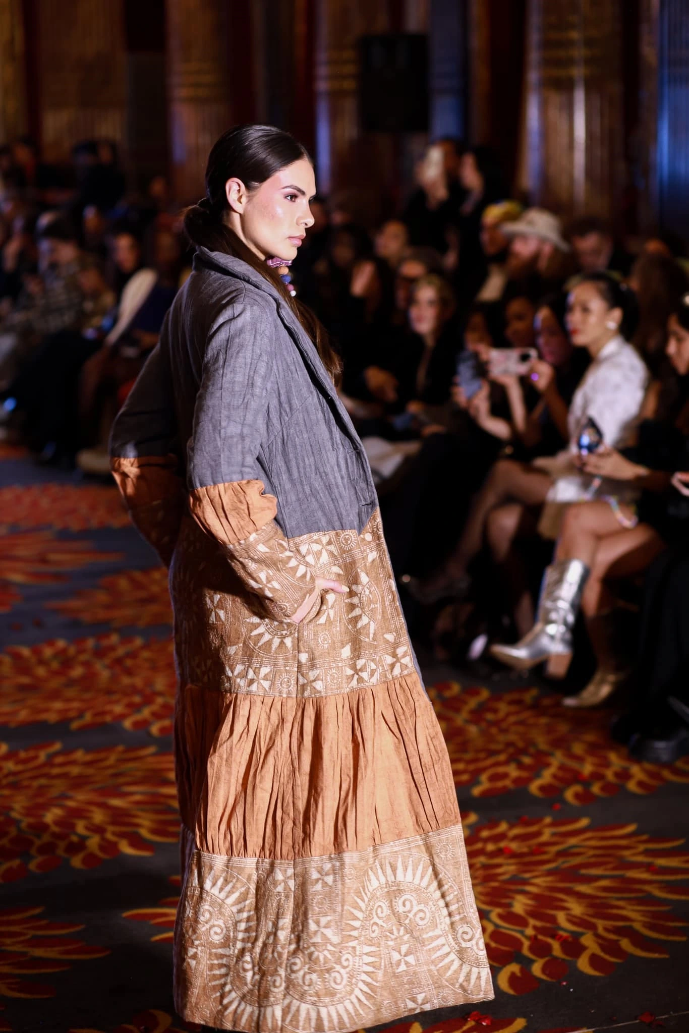Trang phục từ vải dứa của của NTK Ngô Hoàng Kha trình diễn tại Elle fashion show