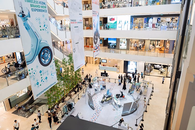 Vespa lên đèn tại TP.HCM với triển lãm nghệ thuật hoài cổ Triển lãm GALLERIA D’ARTE đang diễn ra tại TP.HCM từ ngày 23 đến 27/07/2025, thuộc chiến dịch ra mắt các phiên bản Vespa Primavera và Sprint 2025 tại thị trường Việt Nam. Triển lãm mang các dòng sản phẩm Vespa mới, đồng thời tái hiện hành trình tôn vinh niềm đam mê và cảm hứng sáng tạo không ngừng của thương hiệu.