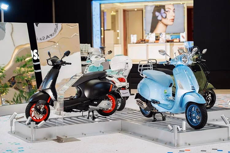 Vespa lên đèn tại TP.HCM với triển lãm nghệ thuật hoài cổ Video: Vespa Primavera và Sprint 2025 mới ra mắt Việt Nam.