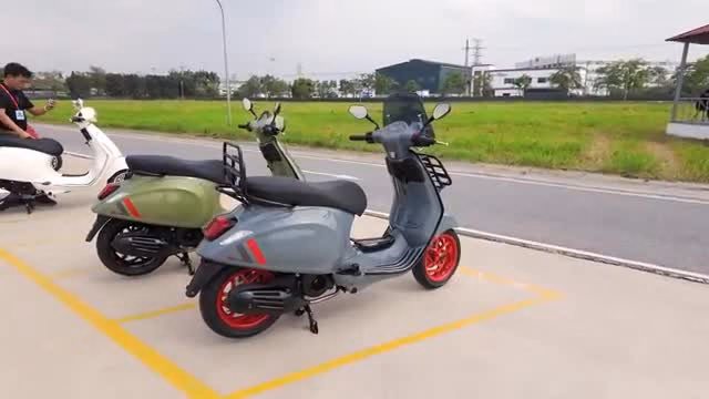 Video: Vespa Primavera và Sprint 2025 mới ra mắt Việt Nam. 