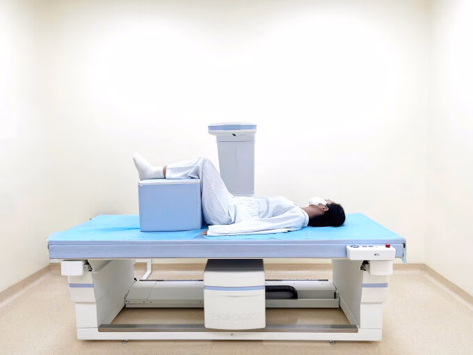 Bác sĩ Ngọc tư vấn cho người trẻ về tầm soát và phòng ngừa loãng xương sớm. Ảnh: Bệnh viện Đa khoa Tâm Anh