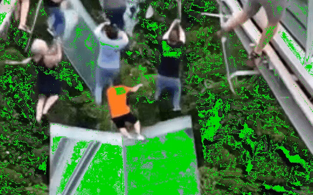 Video viral người phụ nữ bị khinh khí cầu kéo lên không trung là biểu diễn xiếc