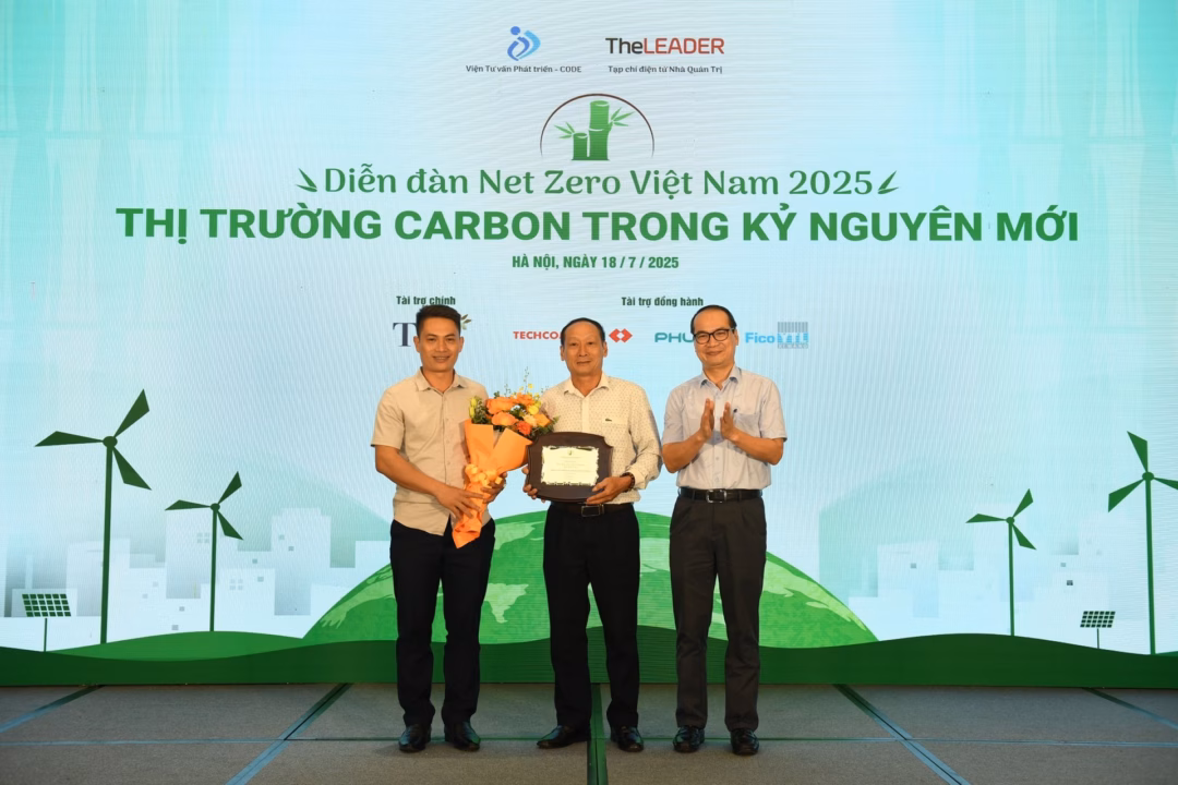 Vinh danh những tấm gương giảm phát thải khí nhà kính hướng tới mục tiêu Net Zero
Ông Nguyễn Quang Huy và ông Trần Văn Dũng – Hai Phó chủ tịch UBND xã Cao Quảng, đại diện Cộng đồng chủ rừng Cao Quảng nhận biểu trưng “Hành trình Net Zero Tiêu Biểu” từ BTC. Ảnh: Hoàng Anh