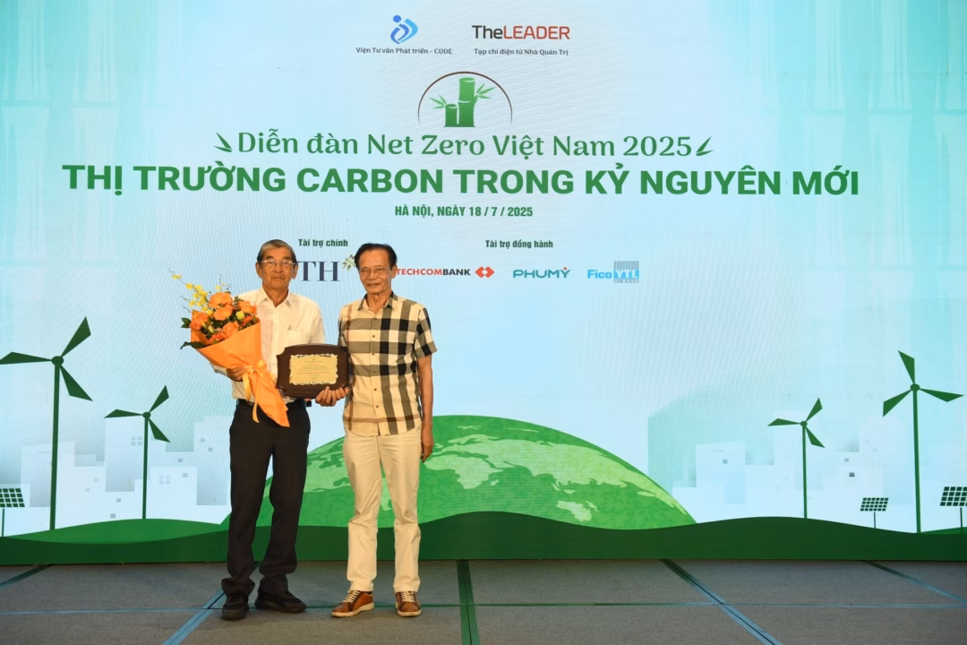 Vinh danh những tấm gương giảm phát thải khí nhà kính hướng tới mục tiêu Net Zero
Bà Hoàng Thị Thanh Thuỷ - Giám đốc Phát Triển Bền Vững Tập Đoàn TH nhận biểu trưng “Hành trình Net Zero Tiêu Biểu” từ BTC. Ảnh: Hoàng Anh
