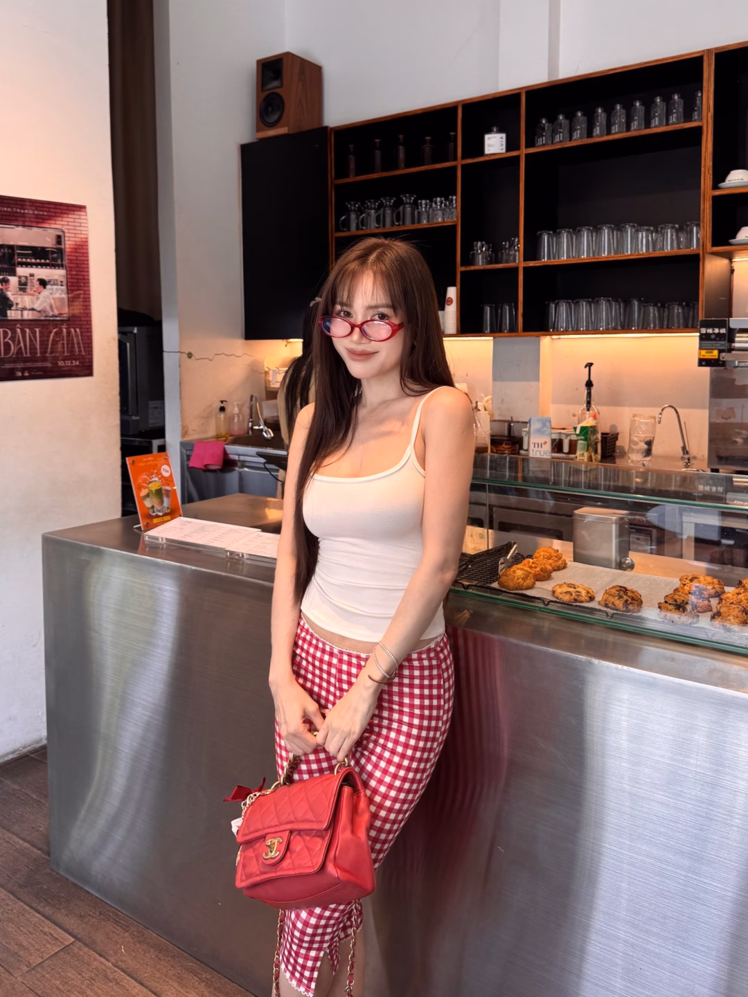 Phong cách dạo phố trẻ trung của ca sĩ Sĩ Thanh.