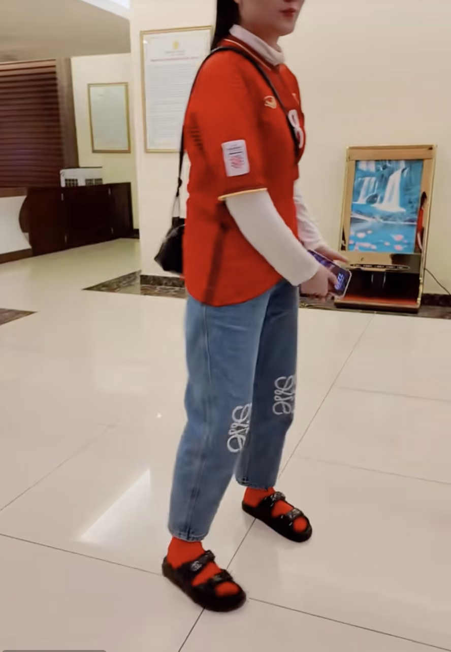 Vợ Duy Mạnh bị chê mặc đồ hiệu không sang, thái độ của chị gái ra sao? Vợ Duy Mạnh bị chính chị gái chê