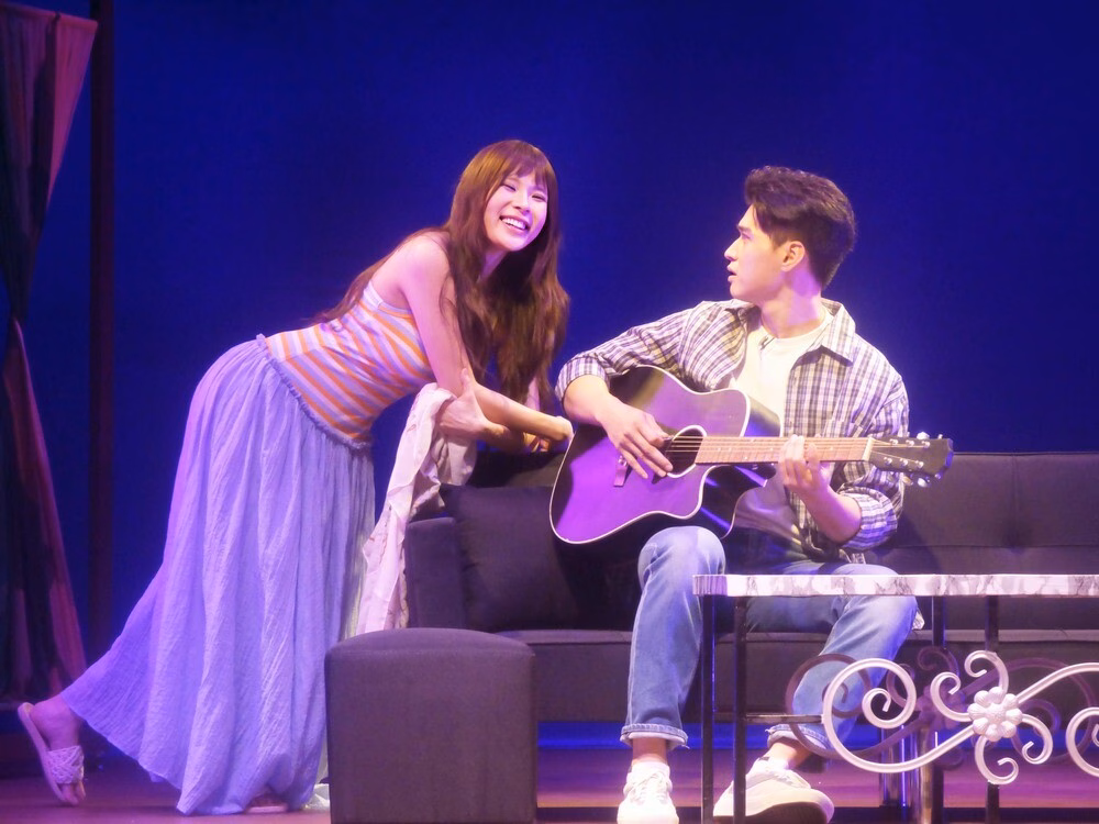 Vở kịch ‘Chạy đến ngày hôm qua’ hé mở秘密 về tình yêu và hôn nhân Dì Bưởi (Ái Như, trái) mang lại tiếng cười cho “Chạy đến ngày hôm qua”. Ảnh: H.K