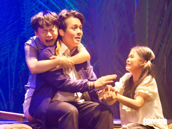 Vở kịch Đời Như Ý: Hòa Hiệp hóa thân vào người đàn ông mù lòa nhân hậu Cảnh cha con Đời Như Ý hội ngộ gây xúc động - Ảnh: HỒ LAM