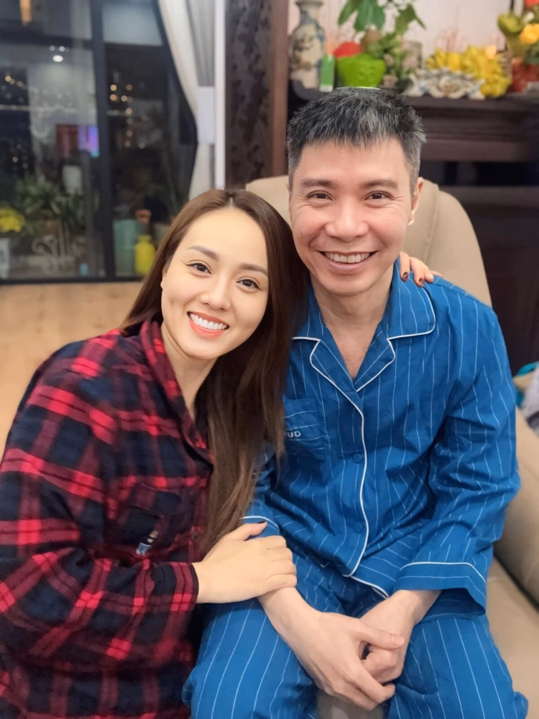 Vợ NSND Công Lý lên tiếng phủ nhận tin đồn mang thai