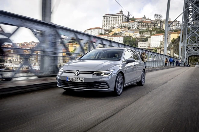 Volkswagen ra mắt 6 phiên bản xe Golf, giá từ 798 triệu đồng Bản 1.5 eTSI Style với thiết kế mềm mại hơn, dành cho người dùng đô thị. Ảnh: