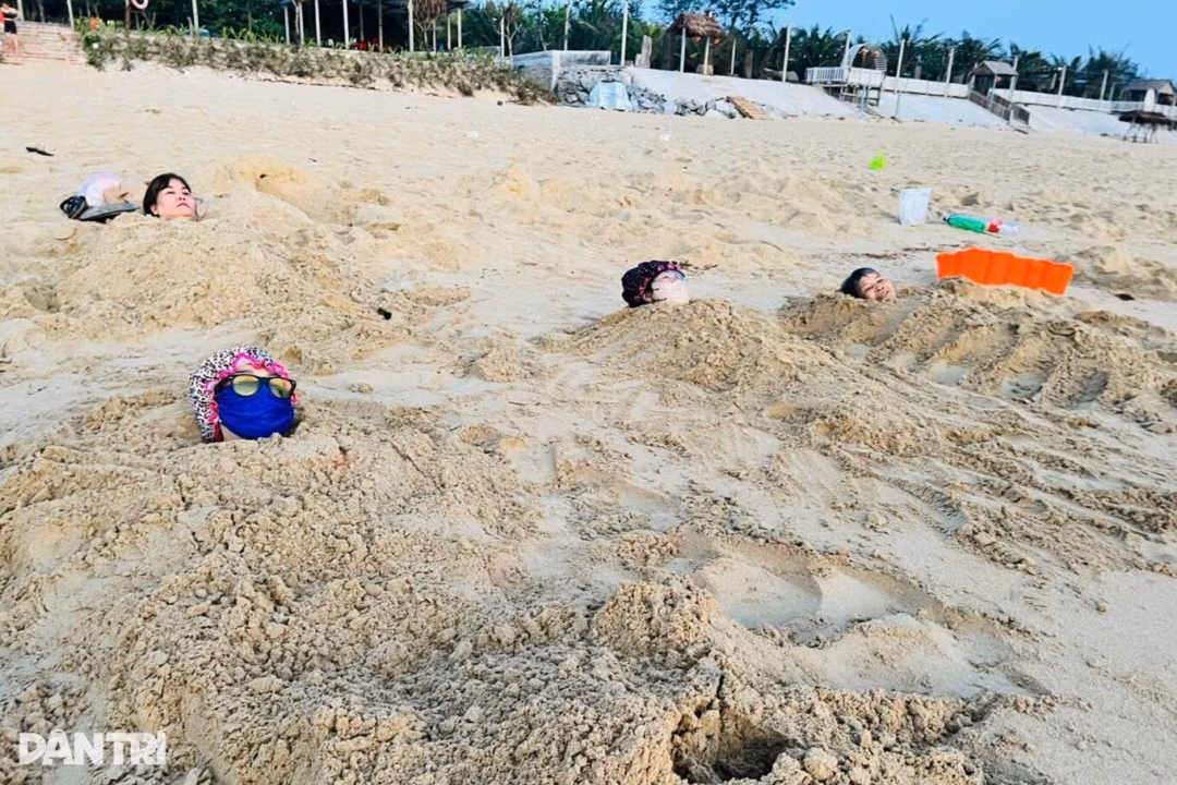 Vùi mình trong cát nóng để chữa bệnh xương khớp ở Quảng Ngãi Người cao tuổi sẽ vùi mình trong cát 30-40 phút sau đó ra tắm biển (Ảnh: Hà Xuyên).