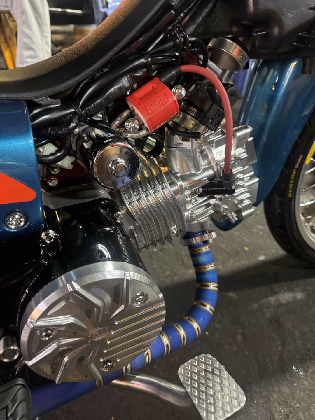 Wave Thái 110cc cứu cánh với gói độ 70 triệu có đủ sức ‘cưa’ các dàn PKL? Cổ pô được thay bằng titan xanh tím.