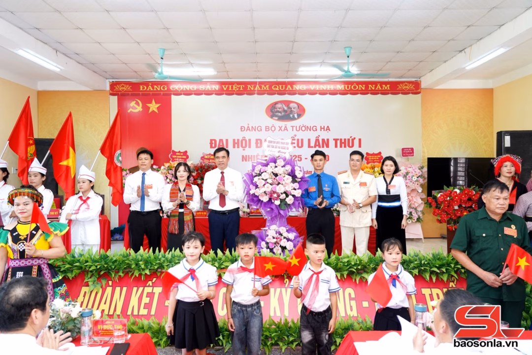 Xã Tường Hạ: Đoàn kết – Dân chủ – Kỷ cương – Phát triển Đoàn đại biểu nhân dân các dân tộc xã Tường Hạ tặng hoa chúc mừng Đại hội.