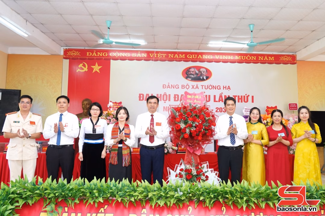 Xã Tường Hạ: Đoàn kết – Dân chủ – Kỷ cương – Phát triển Đồng chí Vi Đức Thọ tặng hoa chúc mừng Đại hội.