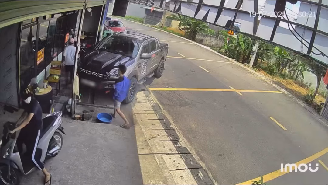 Xe máy đâm ôtô, 1 người và cả cảnh sát giao thông đều nhìn xe bán tải đỗ tại góc cua