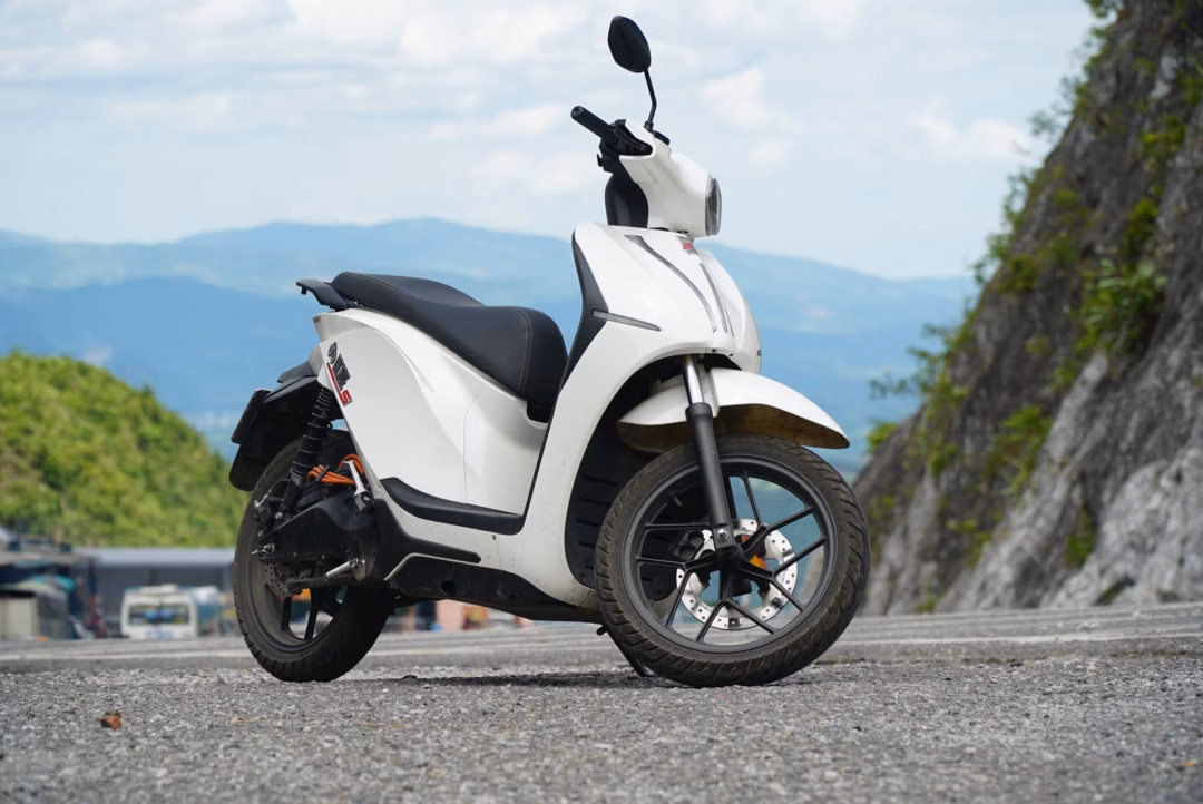 Xe máy điện Việt Nam chinh phục đèo núi dài 30km chỉ với 1 lần sạc