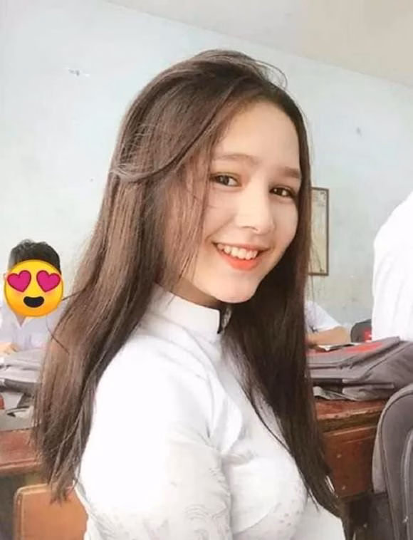Xoài Non nổi từ khi ngồi trên ghế nhà trường với nhan sắc như búp bê.