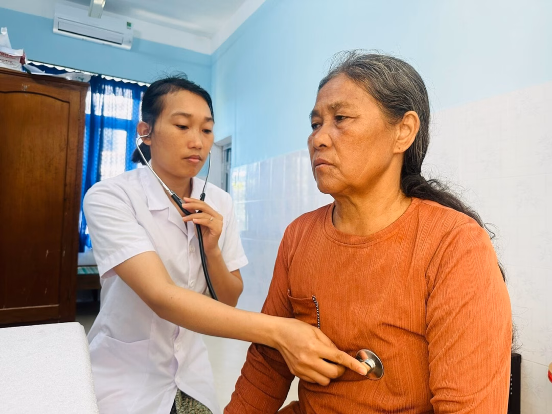 Y tế cơ sở ở miền núi Quảng Ngãi ‘chạy đua’ với hủ tục Nỗ lực giảm suy dinh dưỡng ở trẻ em miền núi