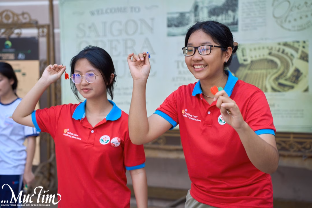 Bạn Bùi Nguyên Khôi (lớp 11A10) và Quách Phạm Minh Niên (11A10) đang cùng nhau chơi trò 2 người 3 chân - Ảnh: VŨ