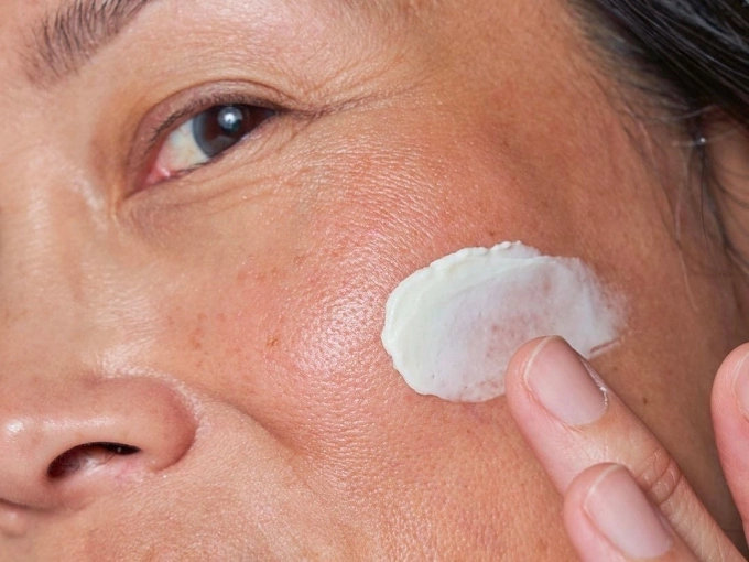 3 thói quen làm đẹp dễ khiến da khô xỉn và lão hóa nhanh Dưỡng ẩm là một trong những nền tảng cơ bản duy trì sức khỏe làn da.