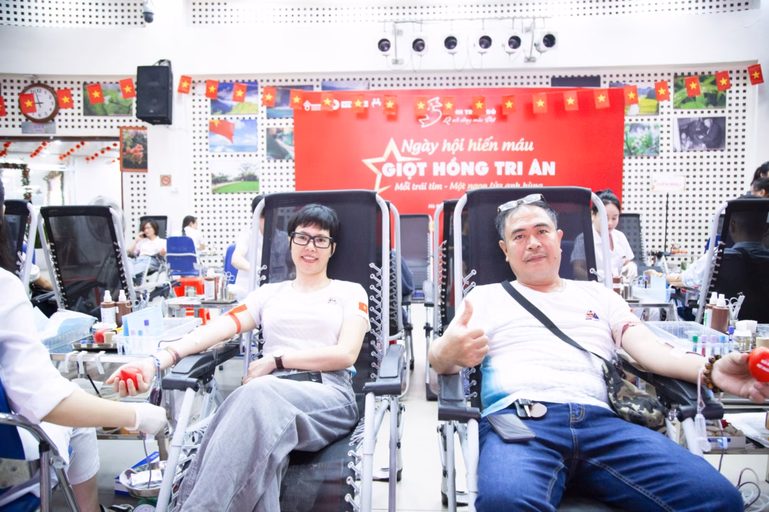 30.000 đơn vị máu ‘khủng’ cứu người trong mùa hè nhờ sự chung tay của cộng đồng Khác với tâm trạng hồi hộp trước giờ hiến máu, sau khi có “lần đầu làm chuyện ấy” thành công, chị Hường khẳng định chắc nịch: “Sau này, chắc chắn mình sẽ tới Viện và hiến máu nhiều hơn”.