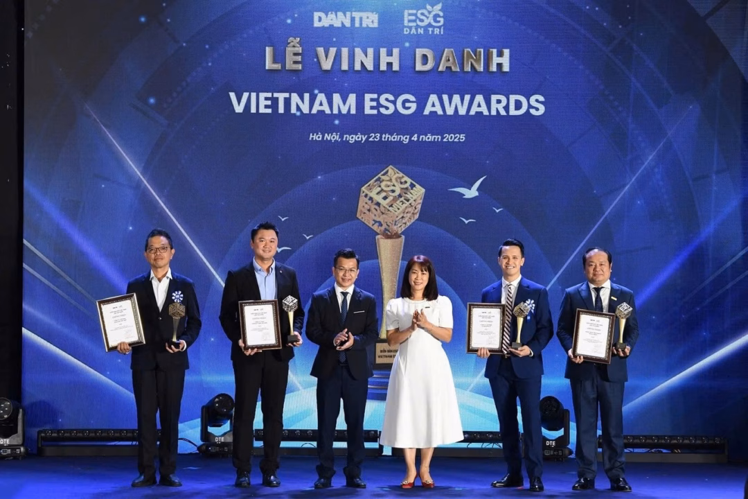 Đại diện các doanh nghiệp nhận vinh danh danh vị hạng mục Xã hội (Ảnh: Mạnh Quân).