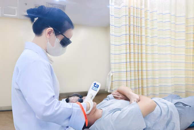 Chị Thu được tiêm HA để điều trị lão hóa da. Ảnh: Bệnh viện cung cấp