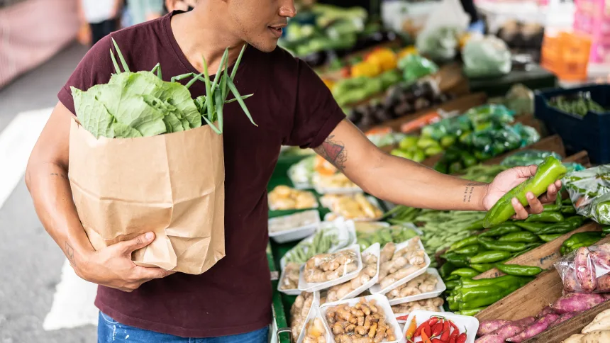 Ăn uống, tập luyện đơn giản giúp giảm nguy cơ bệnh mãn tính và kéo dài tuổi thọ Eating plant-based foods can help heart health, said Dr. Nour Makarem of Columbia University.