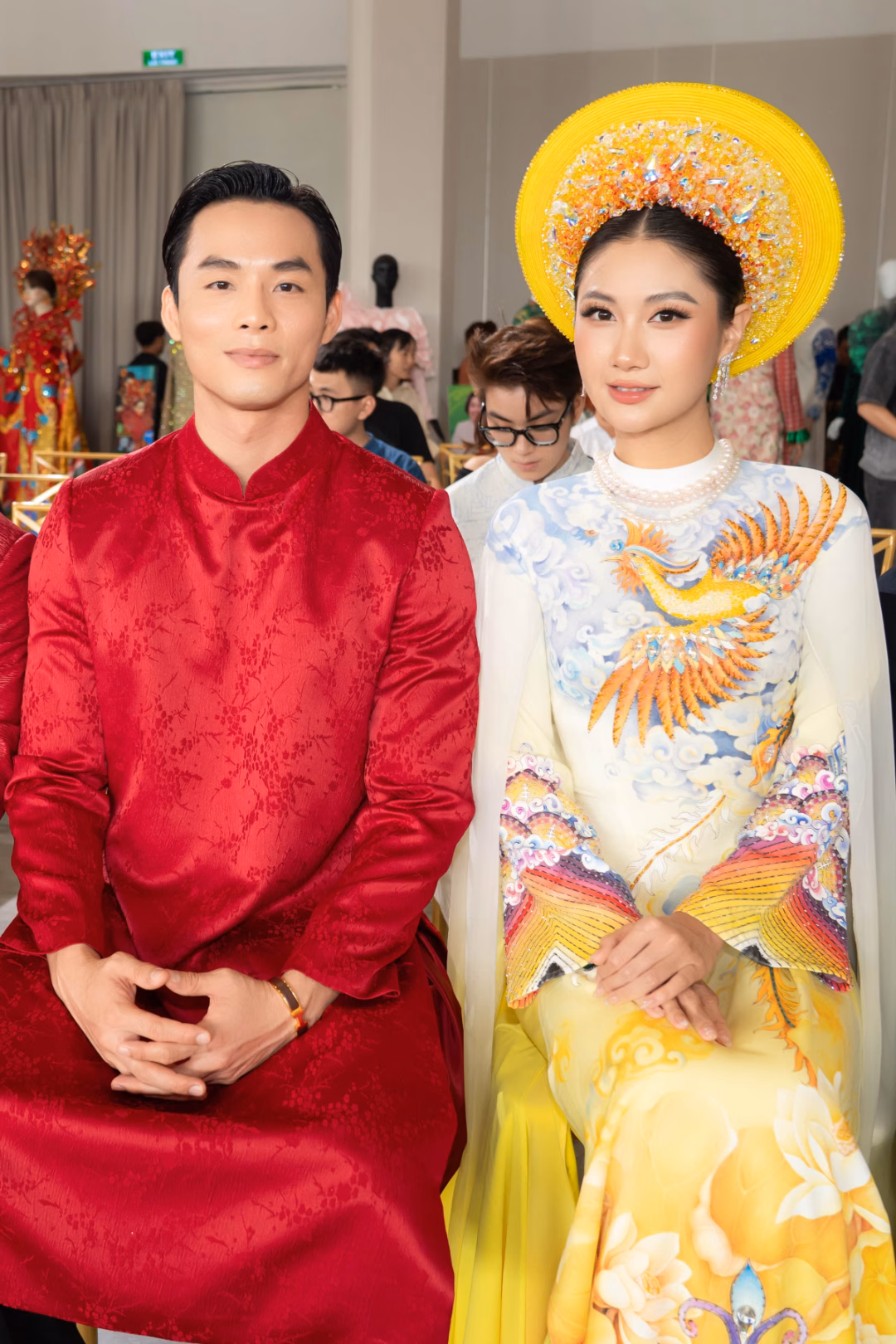 Á hậu Hương Ly cũng trình diễn áo dài trang trí cầu kỳ.