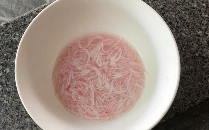 Bánh mì bị phát hiện có dòi ở Đà Nẵng, cơ quan chức năng nói gì? Xác minh thông tin bánh mì của một thương hiệu lớn ở Đà Nẵng có dòi bò lúc nhúc - Ảnh 2.