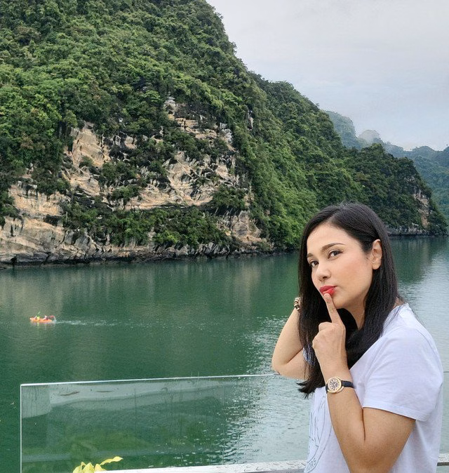 Bí quyết ‘hack tuổi’ của Việt Trinh ở tuổi 53 Bên cạnh đó, việc thường xuyên đi du lịch vui vẻ cùng bạn bè cũng là bí quyết giúp Việt Trinh luôn trẻ trung và tươi tắn.