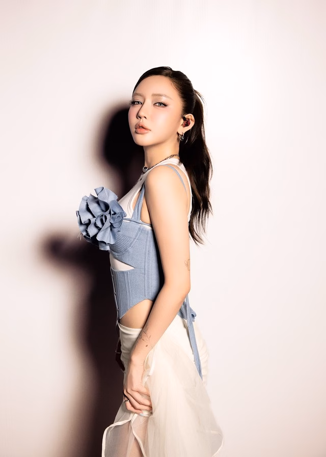 Bích Phương comeback với Em Xinh Say Hi, biểu diễn ra sao mà dân tình kẻ khen người chê? Tranh cãi trên MXH là thứ không thể kiểm soát, người hâm mộ chỉ mong netizen có giới hạn trong việc bình luận tiêu cực, tránh biến thành tấn công nghệ sĩ