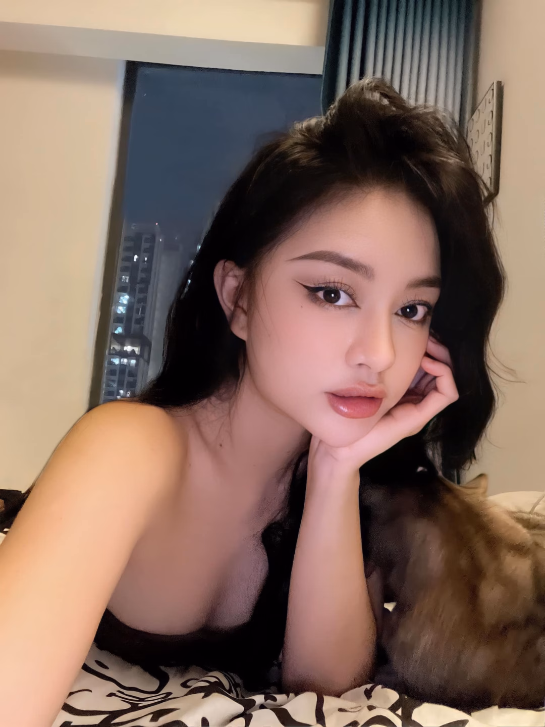 Blogger đẹp như hoa hậu khiến netizen ‘nghiện’ Instagram Cô chủ local brand Việt cực hot trên Instagram, ai follow cũng