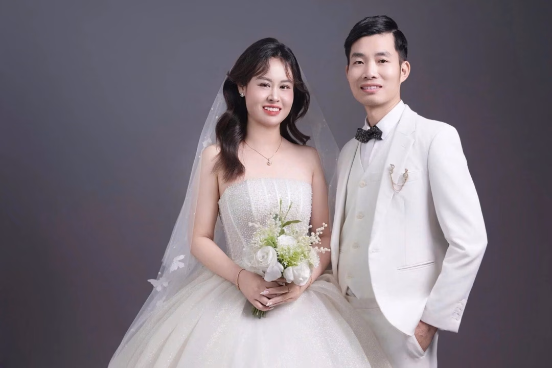 Cặp đôi nhận thư chúc mừng đặc biệt từ UBND phường sau ngày sáp nhập