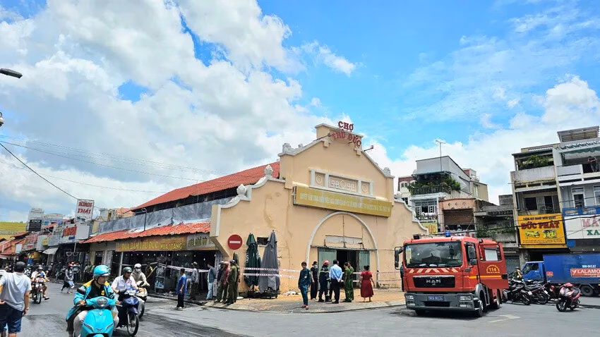 Cháy nổ ki-ốt trong chợ Thủ Đức, cột khói bao trùm khu vực