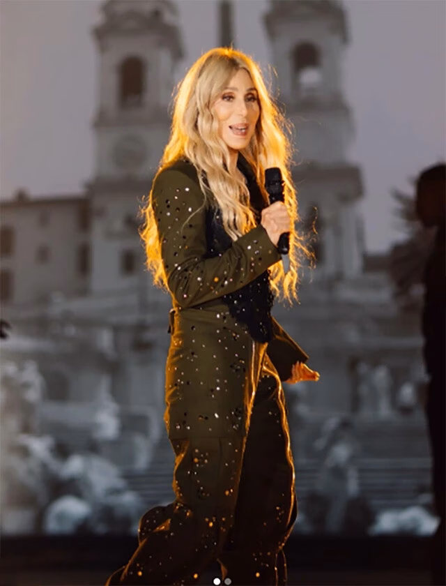 Cher và bạn trai 39 tuổi thể hiện sự gắn bó lãng mạn