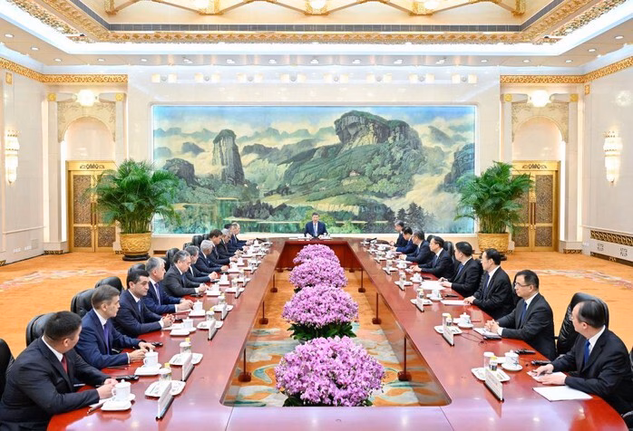 ...và làm việc với Bộ trưởng Ngoại giao Nga. Ảnh: Tân Hoa Xã