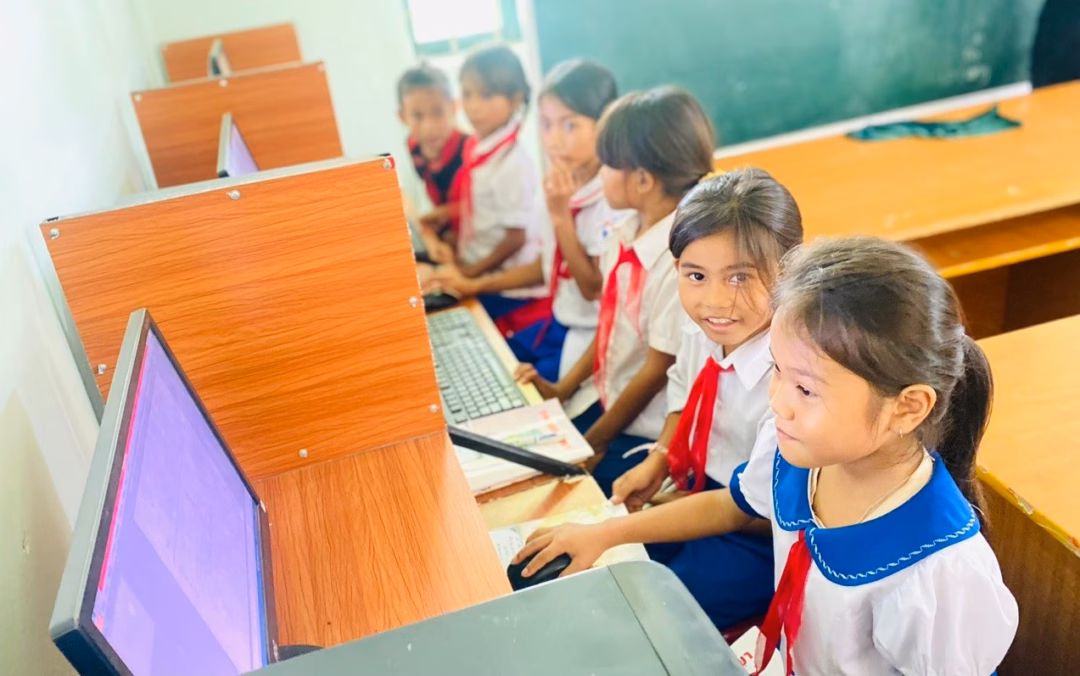 Học sinh Trường Tiểu học & THCS A Xing (xã Lìa, Quảng Trị) giờ Tin học. Ảnh: NTCC