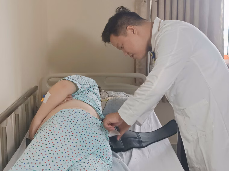 Cô gái 23 tuổi thoát hiểm từ biến chứng thoát vị đĩa đệm nhờ phẫu thuật nội soi