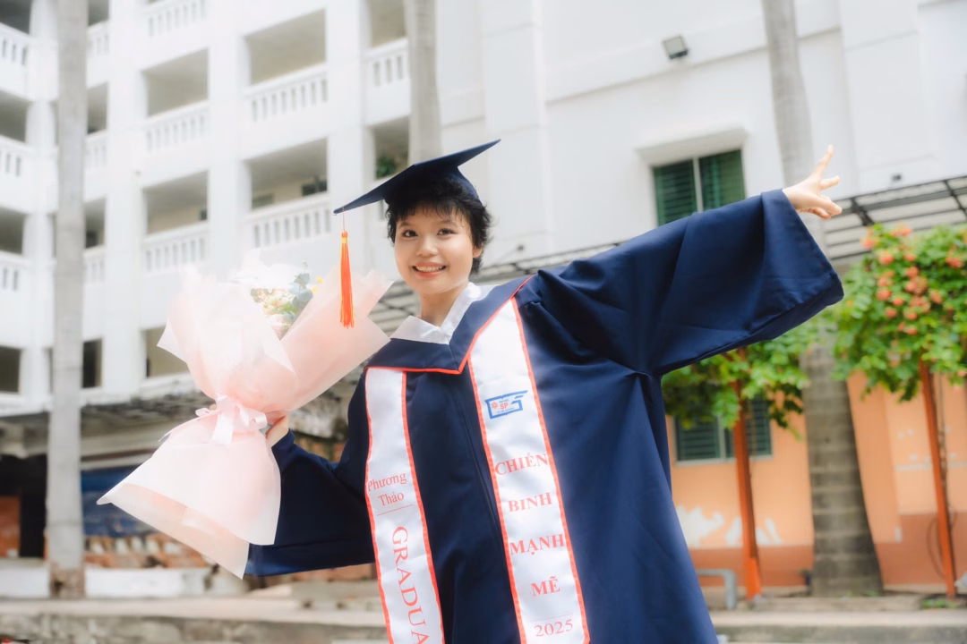 Cô gái ung thư hạch tốt nghiệp đại học với niềm tự hào