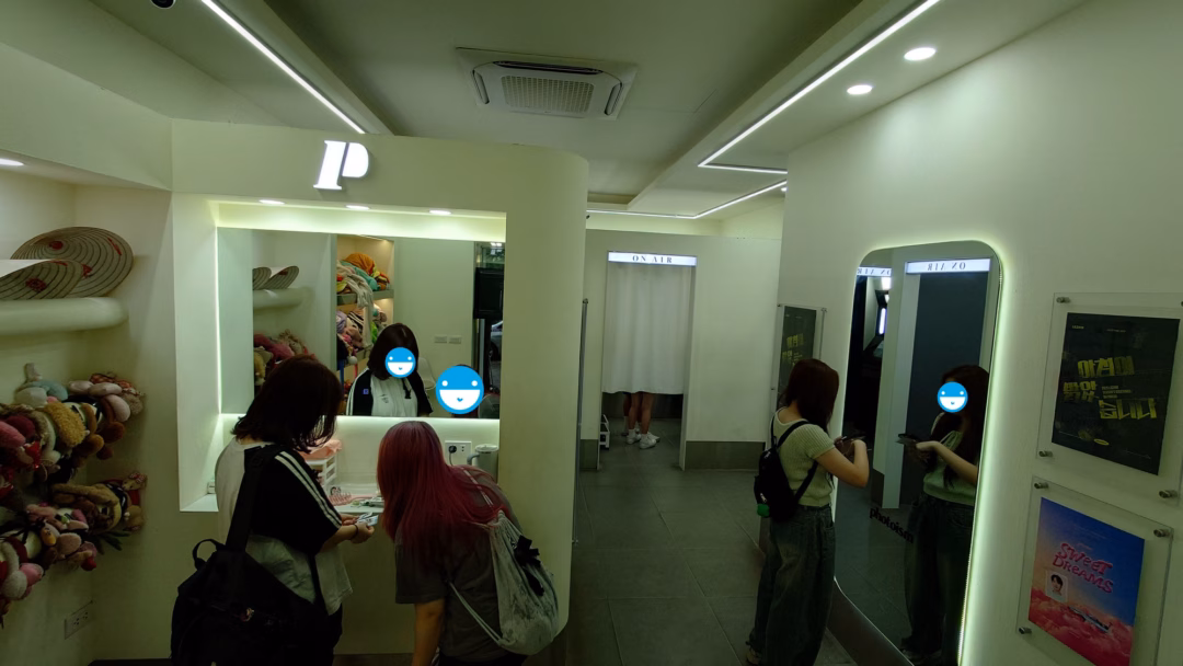 Cô gái Việt bị khách Hàn Quốc đánh tại quán photobooth ở Hà Nội Theo ghi nhận, số lượng khách ra vào có cả người Việt và người Hàn