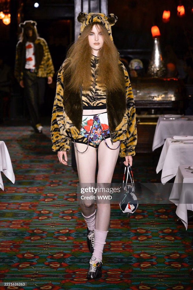 Model được Catie makeup trong show diễn Kenzo.