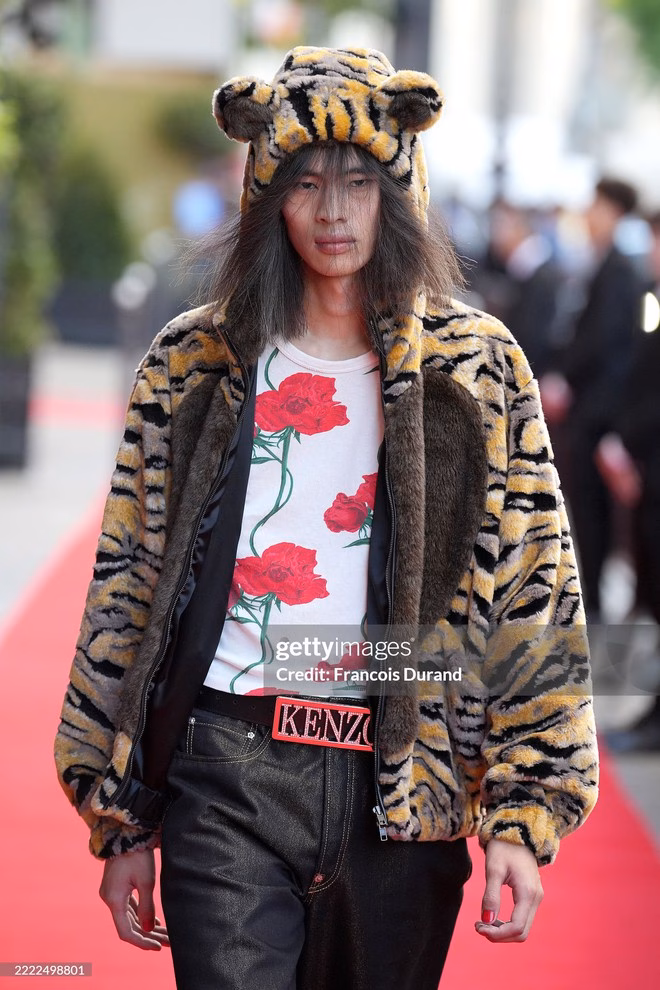 Model được Catie makeup trong show diễn Kenzo.