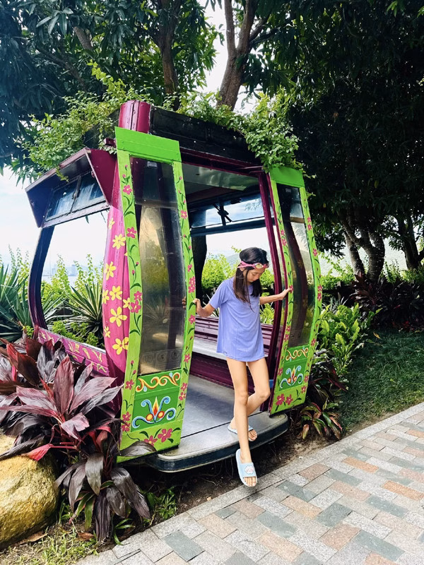 Con gái đẹp của sao Việt và chuyện ‘hồi xuân’ đông y Nữ ca sĩ cho biết bản thân mình thường khuyến khích con ăn nhiều để mau lớn. Cô luôn dành thời gian tự nấu ăn giúp bé Sol có đủ chất để phát triển cao lớn, khỏe mạnh. Không chỉ quan tâm đến chế độ ăn, Đoan Trang cũng khuyến khích con tham gia các hoạt động ngoài trời, cũng như tập yoga, bơi lội...
