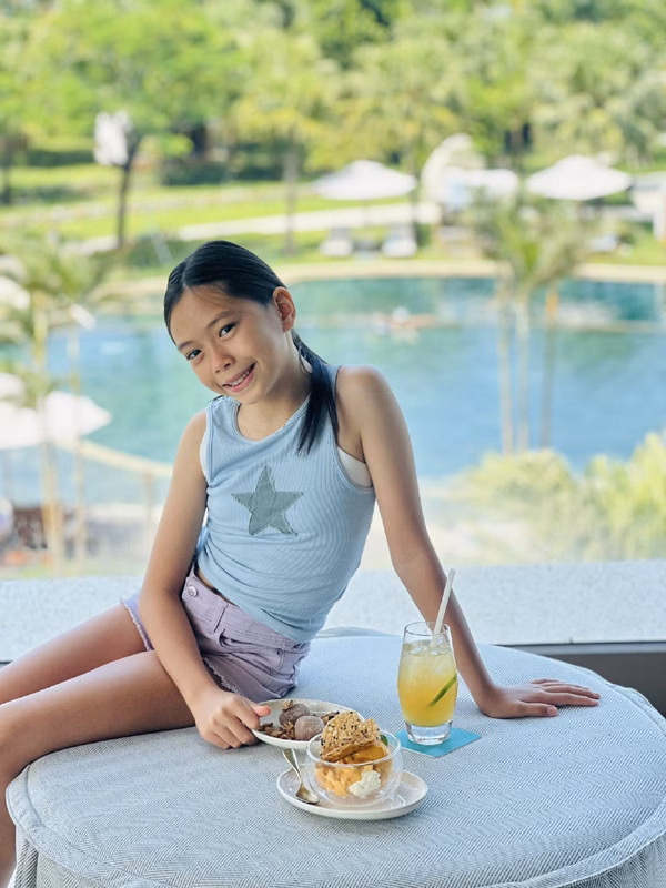 Con gái đẹp của sao Việt và chuyện ‘hồi xuân’ đông y Ngoài ra, cô bé sở hữu đôi chân dài là nhờ chế độ dinh dưỡng của Đoan Trang dành cho cho con gái.