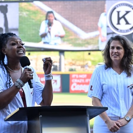 Cửa hàng làm đẹp Amulet Parlor – Thiên đường chăm sóc sắc đẹp bền vững
Renee Kesler and Mayor Indya Kincannon, Negro League Night, Covenant Health Park, August 2025